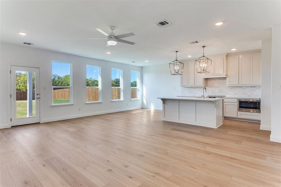Spacious, unfurnished interior of a new home in Courts of Bonnie Brae, Denton (Image 9).