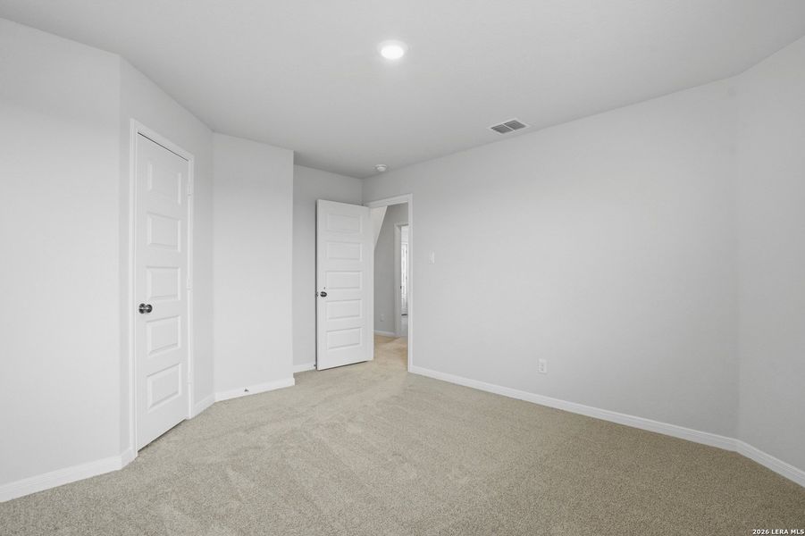Spacious, unfurnished interior of a new home in Dauer Ranch, New Braunfels (Image 25).