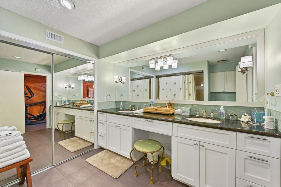 Furnished interior view inside a new home in , Galveston (Image 27).