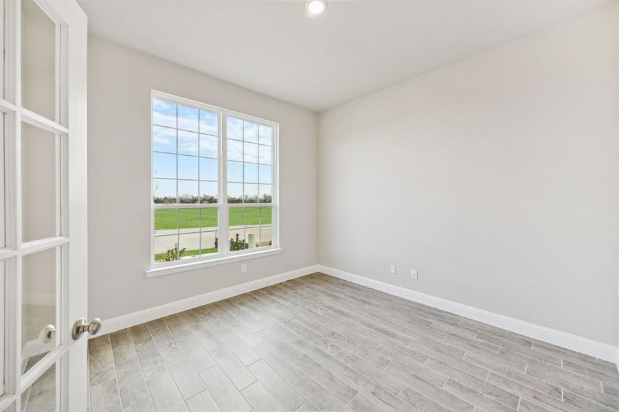 Spacious, unfurnished interior of a new home in Venetian, Weston (Image 20).