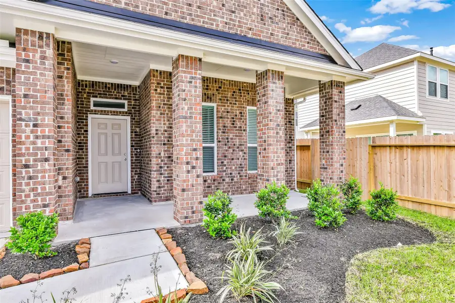 Exterior details and patio area of a home in King Oaks Village, Baytown (Image 3).