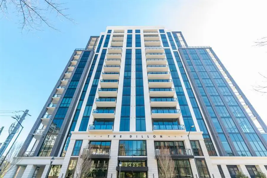 Condo located in Atlanta, GA showcasing its design and architecture (Image 4).