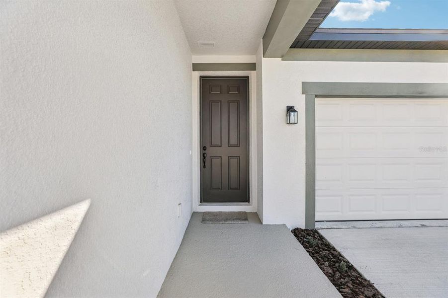 Exterior details and patio area of a home in Sunbrooke, St. Cloud (Image 4).