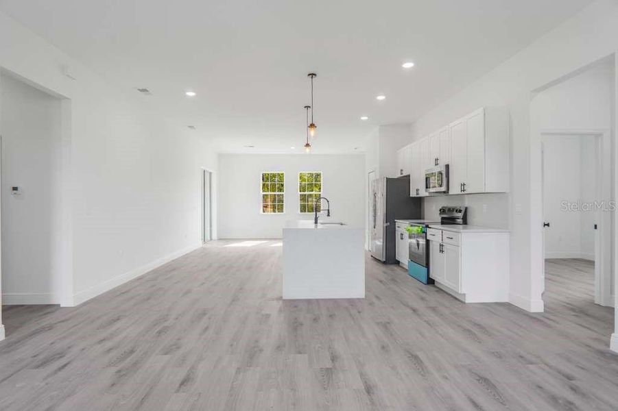 Spacious, unfurnished interior of a new home in , Ocala (Image 25).