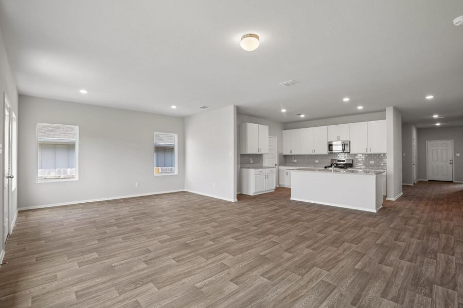 Spacious, unfurnished interior of a new home in Cloverleaf, Austin (Image 25).