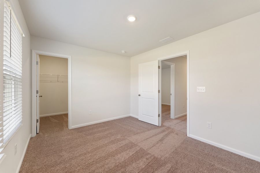 Spacious, unfurnished interior of a new home in Dove Hollow, Chesnee (Image 31).