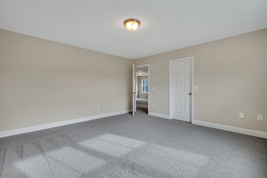 Spacious, unfurnished interior of a new home in Wexford, Richmond Hill (Image 27).