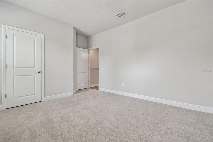Spacious, unfurnished interior of a new home in , Tampa (Image 26).