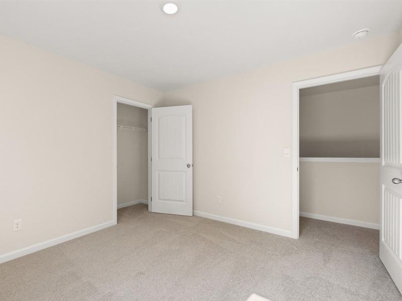 Spacious, unfurnished interior of a new home in Oaks at Cedar Grove, Fairburn (Image 16).