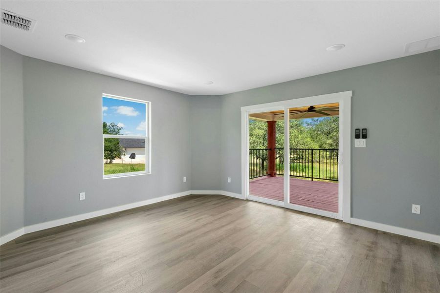 Spacious, unfurnished interior of a new home in , Luling (Image 15).