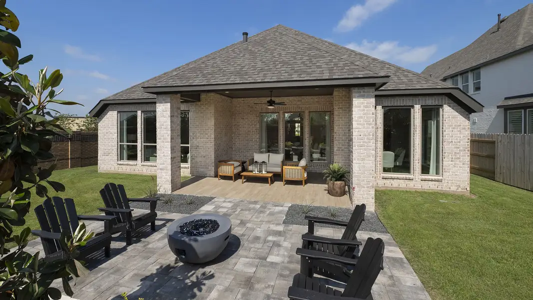 Exterior details and patio area of a home in Midline, Houston (Image 4).