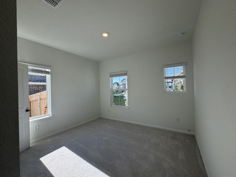 Spacious, unfurnished interior of a new home in Village at Three Oaks, Seguin (Image 14).