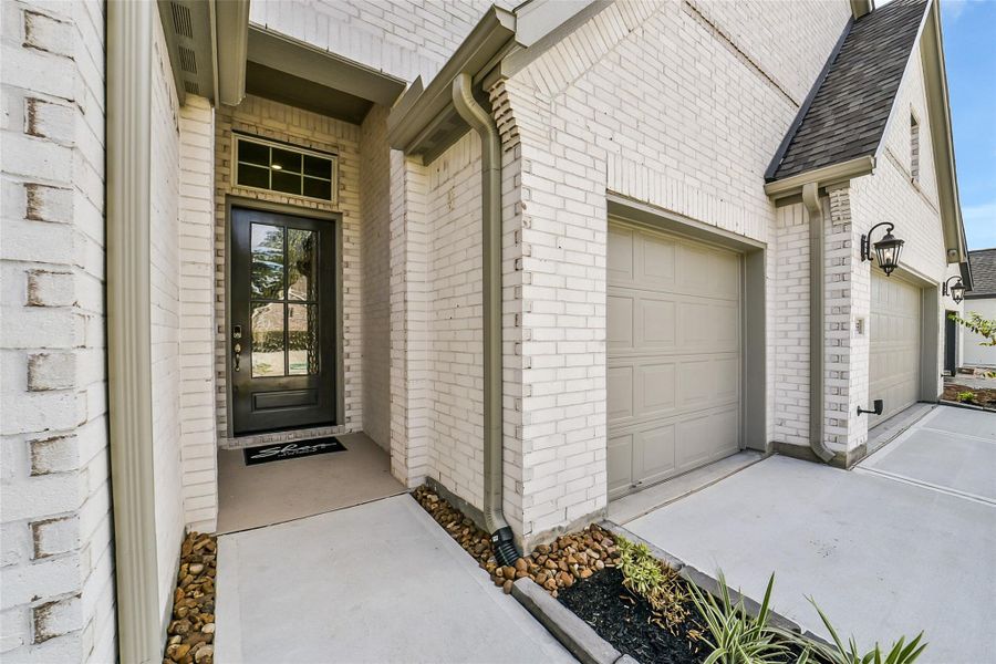Exterior details and patio area of a home in Evergreen 60', Conroe (Image 3).