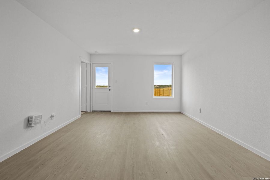 Spacious, unfurnished interior of a new home in Spring Grove, St. Hedwig (Image 10).