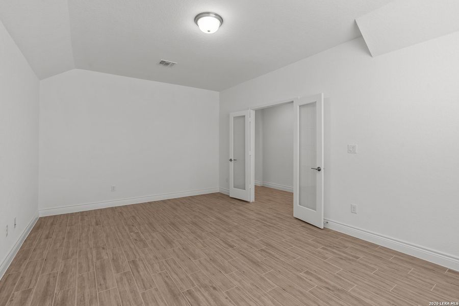 Spacious, unfurnished interior of a new home in Legacy at Lake Dunlap, New Braunfels (Image 21).