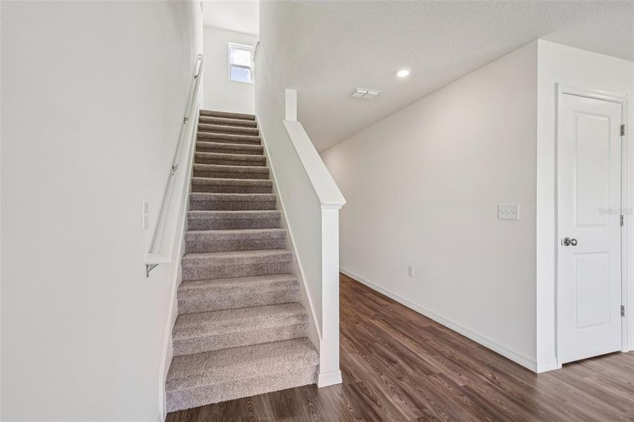 Spacious, unfurnished interior of a new home in Eagle Hammock, Eagle Lake (Image 18).