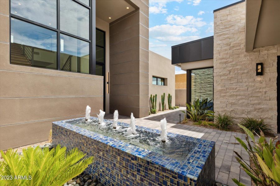 003_COURTYARD WATER FOUNTAIN 003_COURTYARD WATER FOUNTAIN