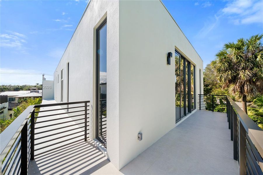 Exterior details and patio area of a home in , Fort Lauderdale (Image 27).