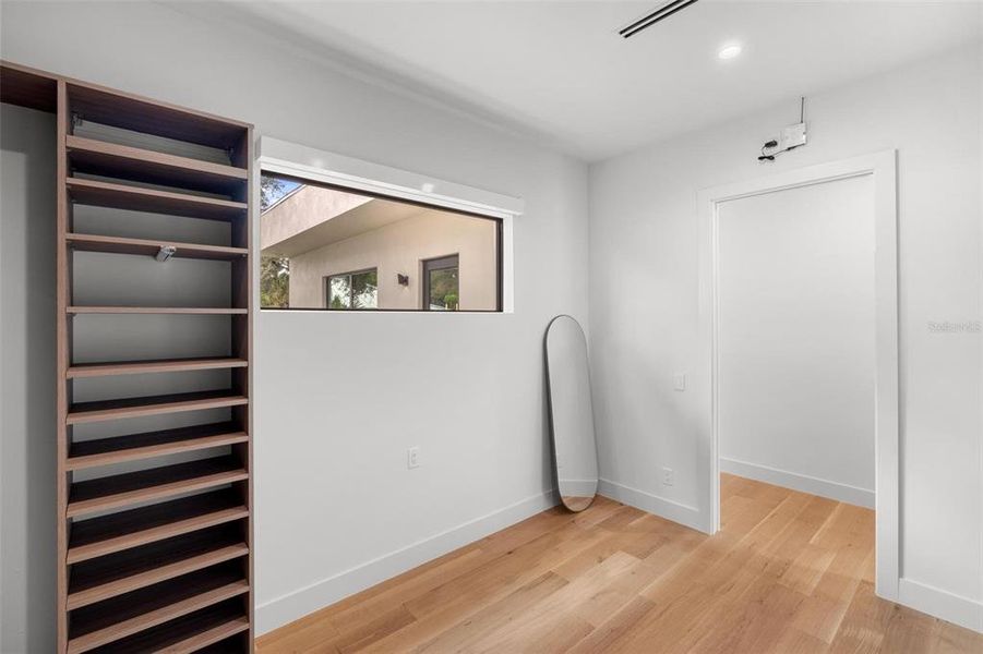 Spacious, unfurnished interior of a new home in , Sarasota (Image 18).