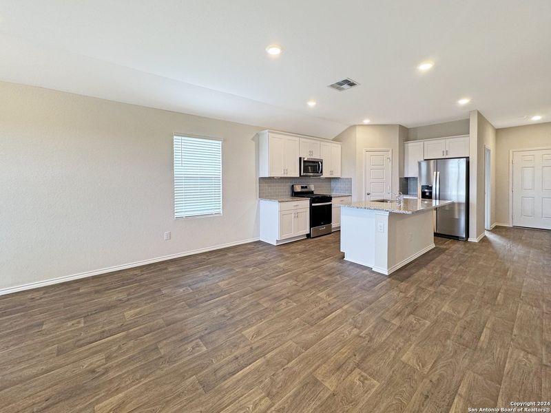 Spacious, unfurnished interior of a new home in Saengerhalle Meadows, New Braunfels (Image 13).