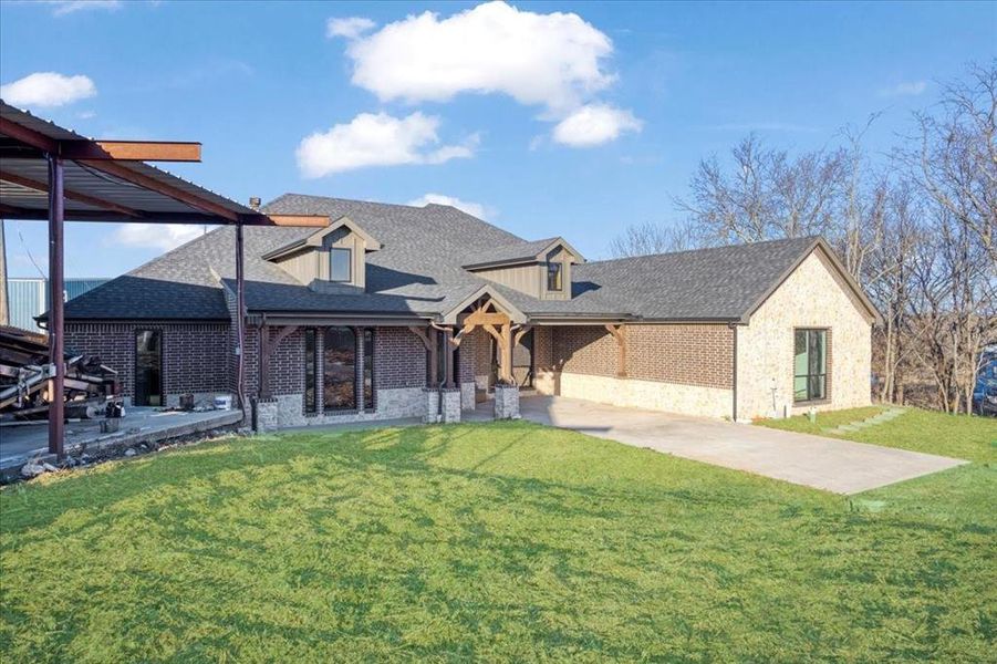 Exterior details and patio area of a home in , Van Alstyne (Image 4).