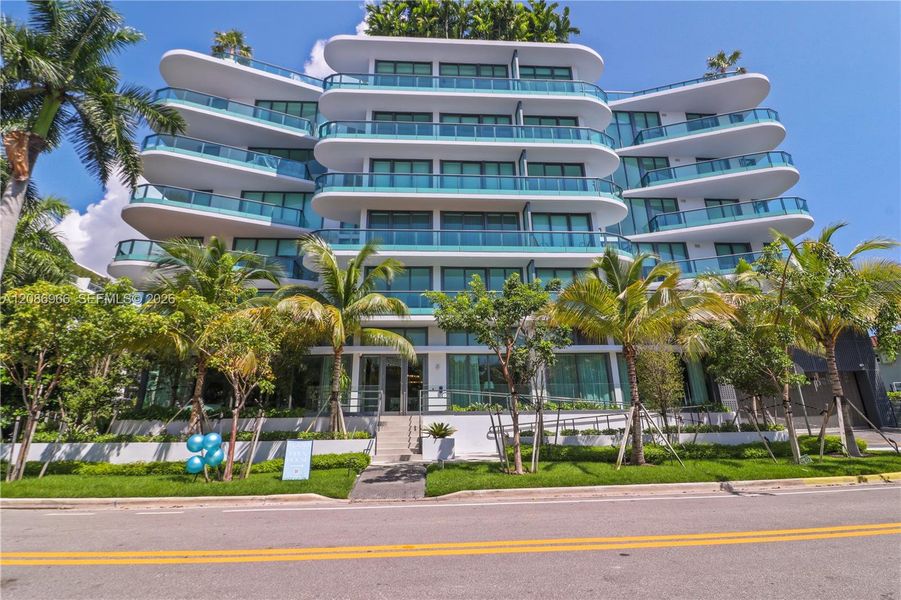 Condo located in Bal Harbour, FL showcasing its design and architecture (Image 4).