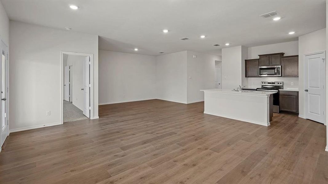 Spacious, unfurnished interior of a new home in Bluff Springs, Ferris (Image 26).