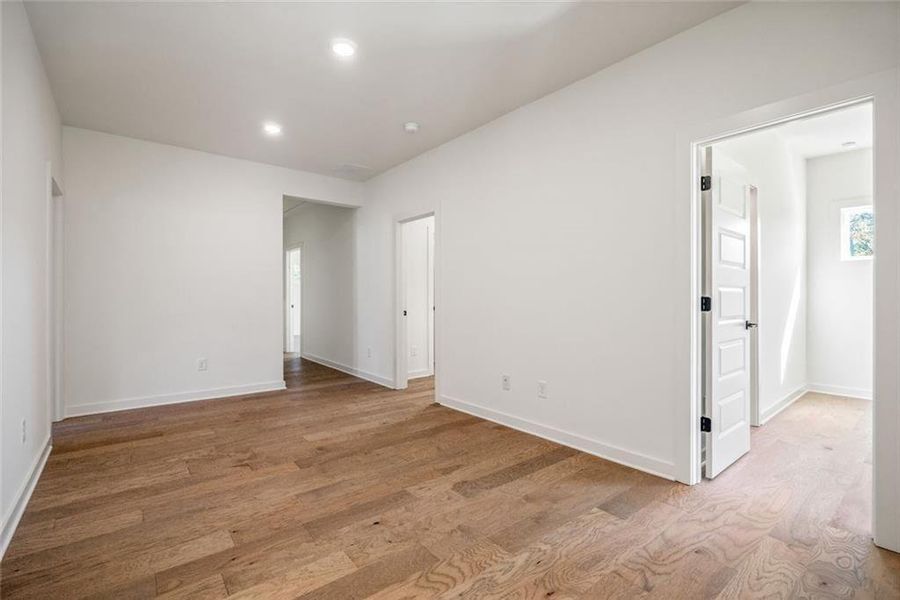 Spacious, unfurnished interior of a new home in Long Hollow Landing, Gainesville (Image 30).