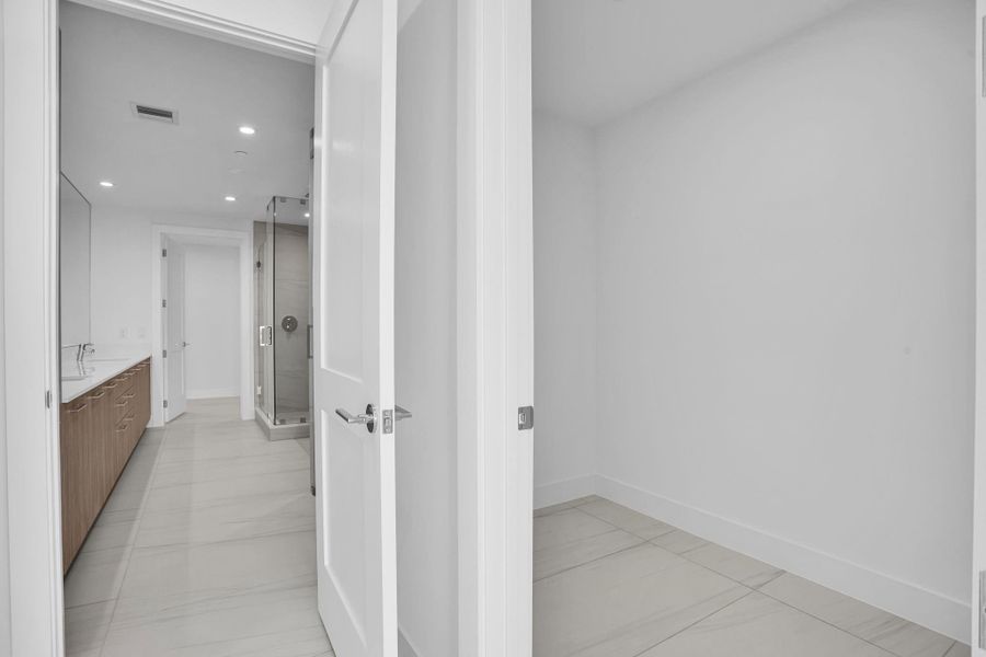 Owner’s Suite Bath and Walk-In Closet Owner’s Suite Bath and Walk-In Closet