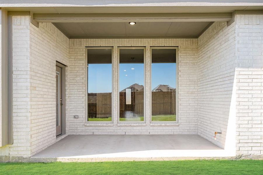 Exterior details and patio area of a home in Sunset Ridge, Alvarado (Image 3).