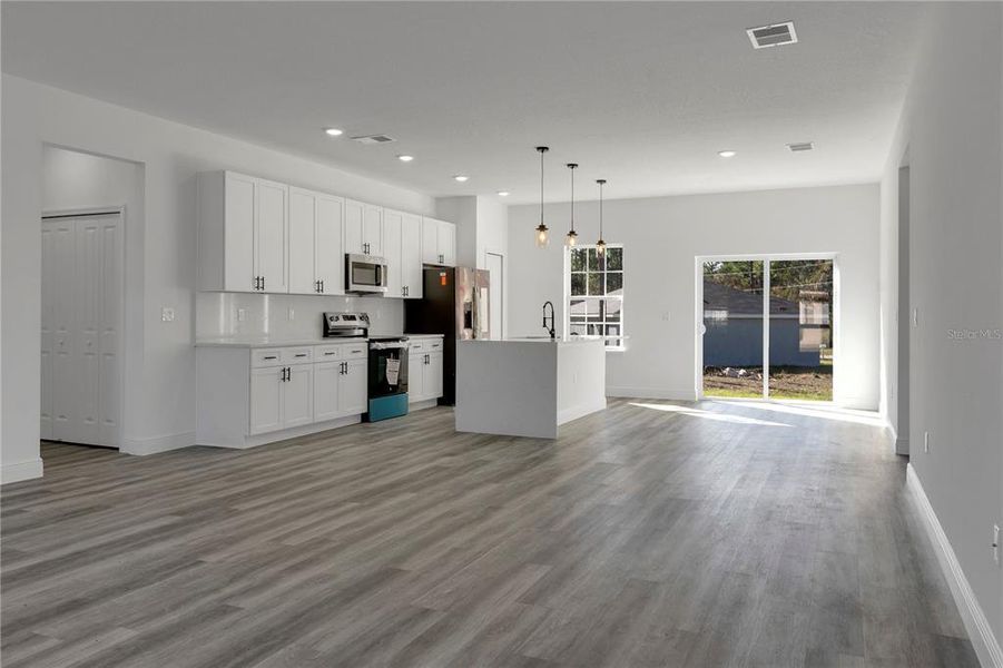 Spacious, unfurnished interior of a new home in , Ocala (Image 16).