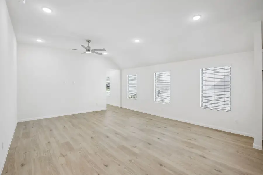 Spacious, unfurnished interior of a new home in Trinity Ranch, Elgin (Image 20).
