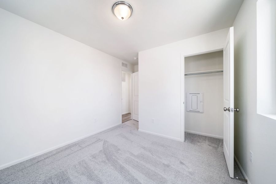 Spacious, unfurnished interior of a new home in Thompson River Ranch, Johnstown (Image 25).