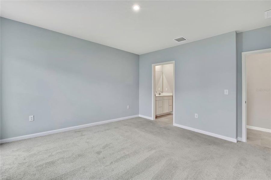 Spacious, unfurnished interior of a new home in , Sumterville (Image 39).