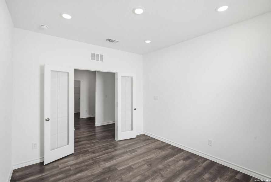 Spacious, unfurnished interior of a new home in Nopal Valley, San Antonio (Image 19).