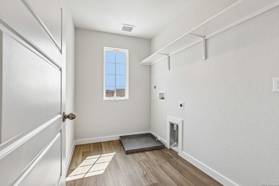 Spacious, unfurnished interior of a new home in Weston Oaks, San Antonio (Image 13).
