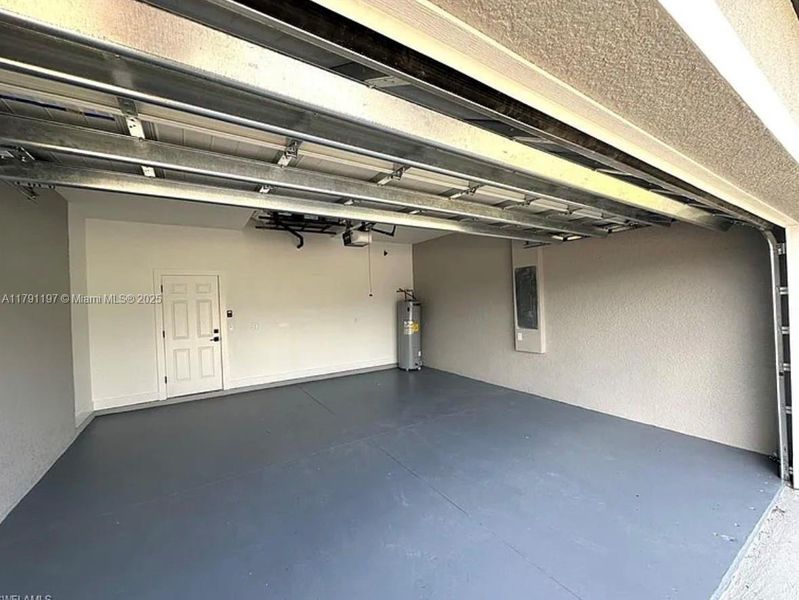 Spacious, unfurnished interior of a new home in , Lehigh Acres (Image 4).