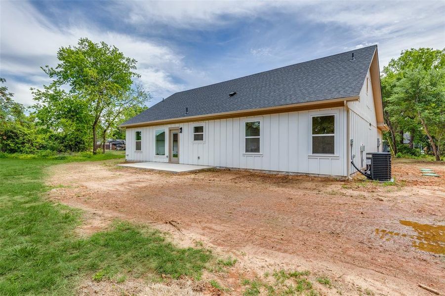 Exterior details and patio area of a home in , Granbury (Image 19).