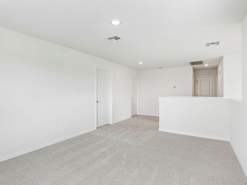 Spacious, unfurnished interior of a new home in Hilltop Vistas, Dade City (Image 12).
