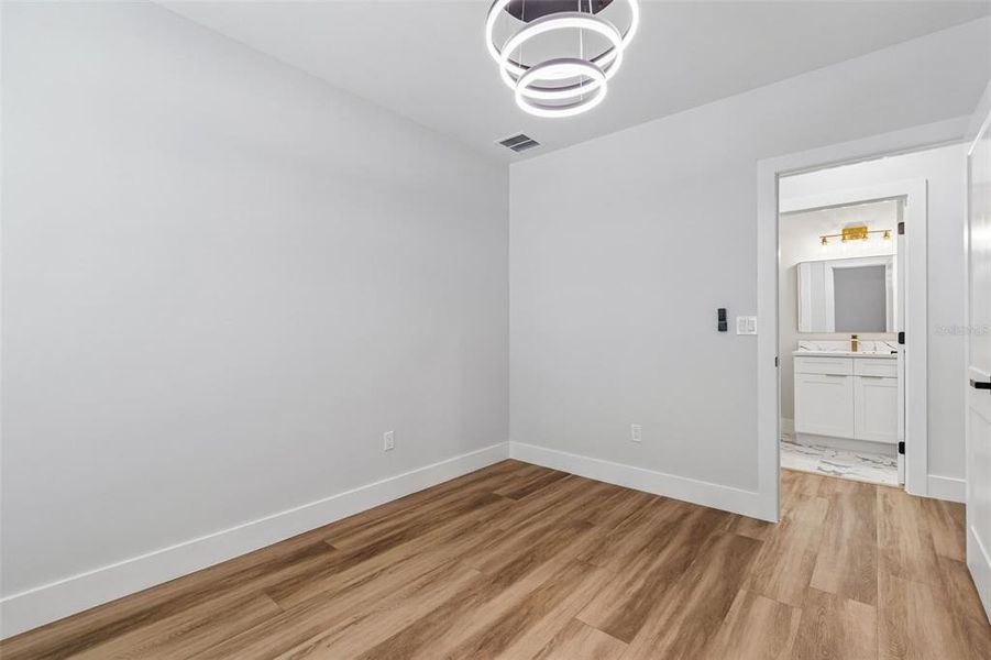 Spacious, unfurnished interior of a new home in , Tampa (Image 32).