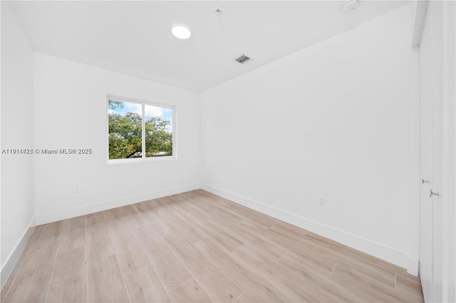 Spacious, unfurnished interior of a new home in , Miami (Image 24).