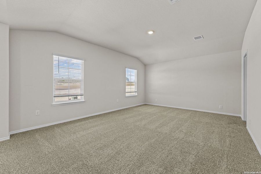 Spacious, unfurnished interior of a new home in Hunters Ranch, San Antonio (Image 10).