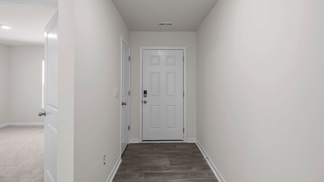 Spacious, unfurnished interior of a new home in Blair Ridge, La Grange (Image 7).