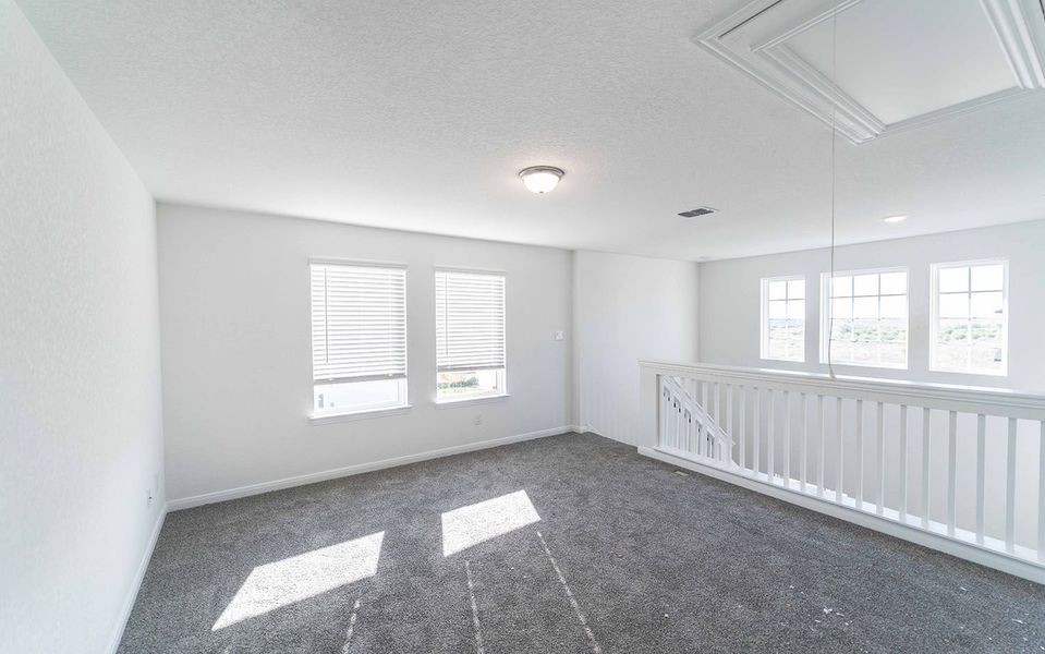 Spacious, unfurnished interior of a new home in Mesa Vista, Von Ormy (Image 10).