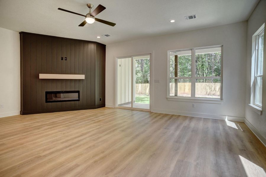 Spacious, unfurnished interior of a new home in , Bastrop (Image 10).