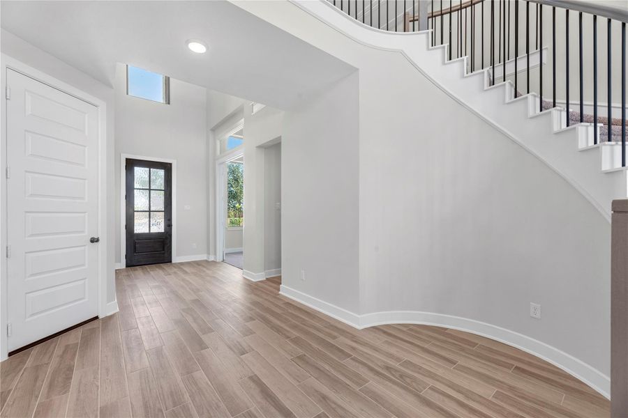 Spacious, unfurnished interior of a new home in Lago Mar, Texas City (Image 16).