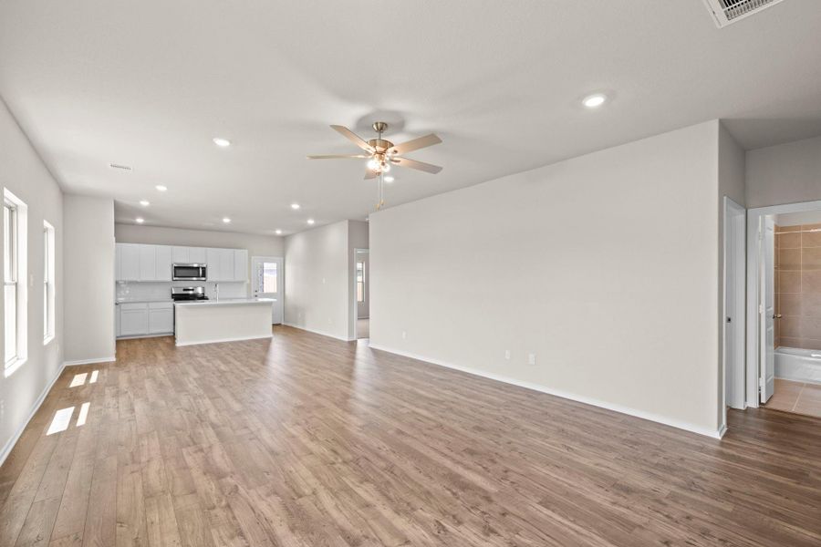 Spacious, unfurnished interior of a new home in Creekhaven, Rosharon (Image 23).