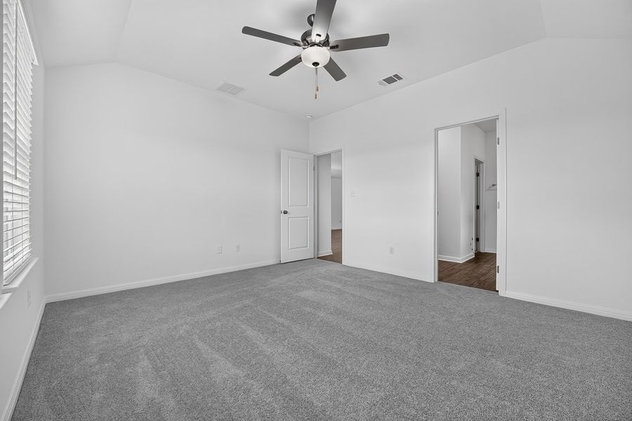 Spacious, unfurnished interior of a new home in Longview, Del Valle (Image 6).