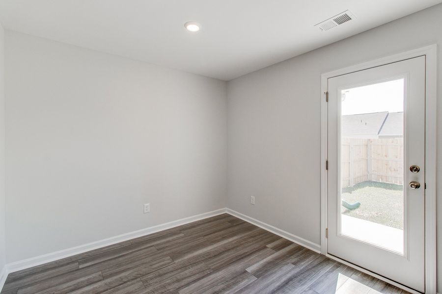 Spacious, unfurnished interior of a new home in Astoria, Columbia (Image 17).