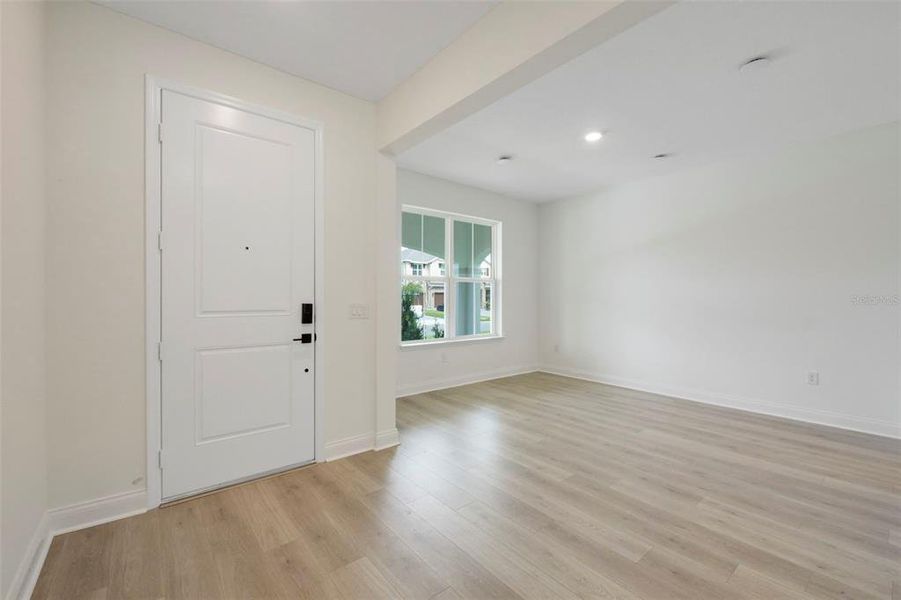 Spacious, unfurnished interior of a new home in Estates at Lake Jesup, Sanford (Image 20).